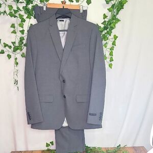 JF. J. Ferrar.  3 Piece Men's Gray Suit. Size Large. NWT